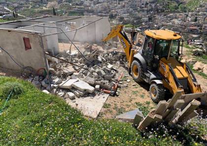 الاحتلال يهدم جدرانا استنادية في جبل المكبر