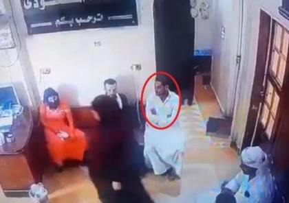 فيديو: مصر.. شاب يصحب زوجته إلى العيادة ويتوفى فجأة في غرفة الانتظار