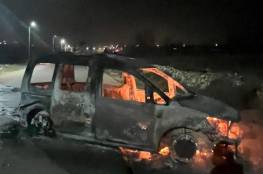 شاهد: مستوطنون يحرقون مركبات ويعتدون بالضرب على مسعفين جنوب نابلس