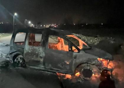 شاهد: مستوطنون يحرقون مركبات ويعتدون بالضرب على مسعفين جنوب نابلس