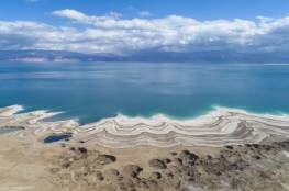 حفر امتصاصية غريبة مع انحسار البحر الميت