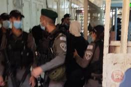  الاحتلال يعتدي على المصلين في "الابراهيمي" ويعتقل مواطنة وشابا