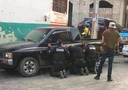 عصابة تختطف 11 شرطيا و"تهينهم" في الشارع