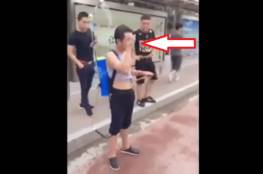 رجل صيني يستعين بدش متنقل لمواجهة الحر !