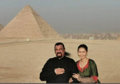 صور.. ستيفن سيغال وزوجته وسط أهرام مصر