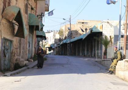 الاحتلال يوقف اعمال ترميم احد المنازل في شارع الشهداء بالخليل