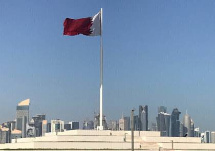 برج خليفة في دبي يضيء بألوان العلم القطري