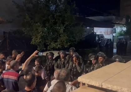 الشرطة الإسرائيلية تقتحم صندلة وتعتدي على الشبان