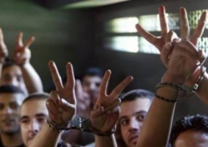 50 معتقلا يواصلون الإضراب عن الطعام 