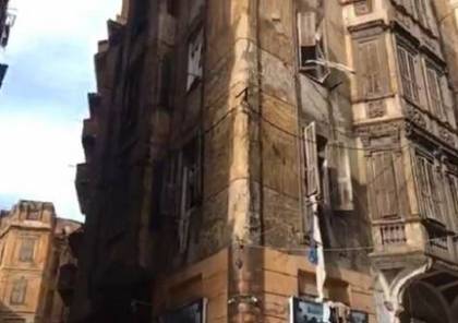 انهيار مبنى بسبب الأمطار والبحث عن 4 مفقودين في مصر (فيديو)