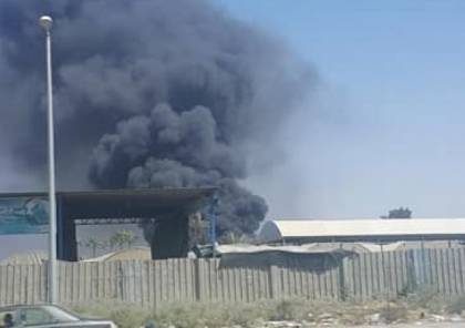 صور: حريق هائل بمصنع للبلاستيك وسط قطاع غزة 