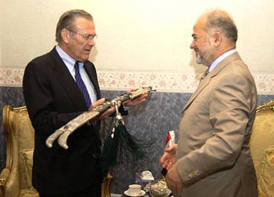 رئيس الوزراء العراقي الأسبق إبراهيم الجعفري يهدي وزير الدفاع الأمريكي دونالد رامسفيلد سيف الإمام علي