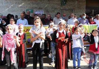 أطفال بغزة يتضامنون مع الأسرى المضربين عن الطعام
