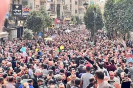 الحكومة تفشل مرة أخرى في إنهاء إضراب المعلمين.. الآلاف يعتصمون أمام مجلس الوزراء