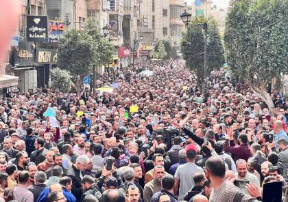 الحكومة تفشل مرة أخرى في إنهاء إضراب المعلمين.. الآلاف يعتصمون أمام مجلس الوزراء