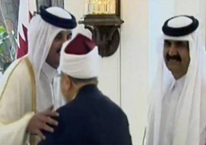 للمرة الثانية.. فيديو: أمير قطر يستقبل القرضاوي ويقبّل رأسه