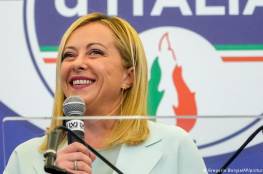 قبلة من شخصين تضع رئيسة وزراء إيطاليا في موقف محرج.. شاهد