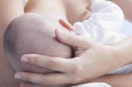 ما هي المشكلة التي تتسبب بها الرضاعة الطبيعية؟