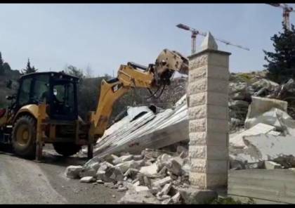 بعد هدم البناية وتشريد ساكنيها- جرافات الاحتلال تهدم بعض الاعمدة والأسوار