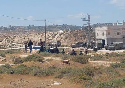 جيش الاحتلال يقتحم منزل الشهيدين جبارين شرق سعير