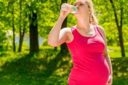 لماذا لا يجب على الحوامل شرب الماء من الزجاجات البلاستيكية؟