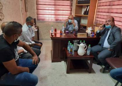 محافظ جنين ومدير الصحة يتفقدان قرية فحمة