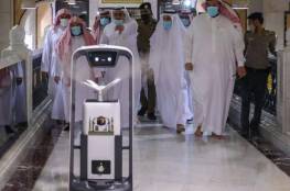 بالفيديو: روبوت ذكي لتعقيم المسجد الحرام وتوزيع ماء زمزم