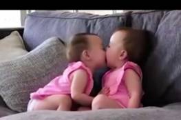 بالفيديو.. توأمان لا تتوقفان عن تقبيل بعضهما 