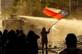 مظاهرات ضخمة في تشيلي تطالب باستقالة الرئيس.. صور