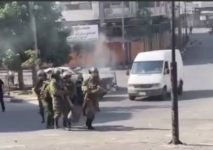 جنود الاحتلال ينكلون بفتى فلسطيني جريح في الخليل ( فيديو)