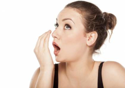 كيف تظهر رائحة الفم الكريهة؟