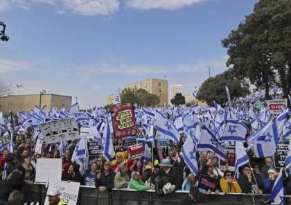 آلاف الإسرائيليين يتظاهرون أمام الكنيست 