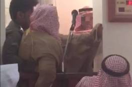 فيديو.. السعودية :إنزال خطيب مسجد من على المنبر بالقوة واعتقاله
