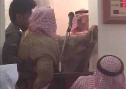 فيديو.. السعودية :إنزال خطيب مسجد من على المنبر بالقوة واعتقاله