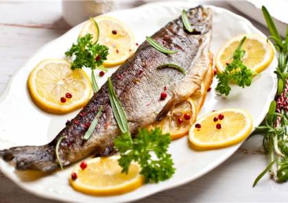 دراسة : تناول السمك يطوّل عمر الإنسان