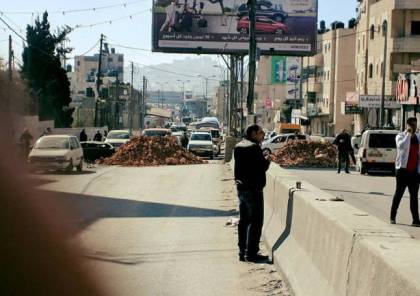  ناشطون يغلقون طريق قلنديا بالسواتر الترابية