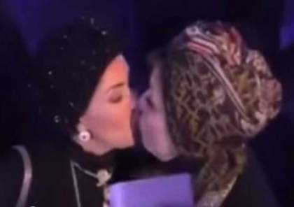بالفيديو: قبلة بين صابرين وسهير رمزي تثير الجدل