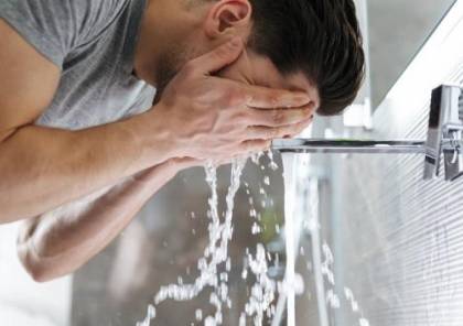 6 أخطاء يُحذّر أطباء الجلد من ارتكابها عند غسل الوجه