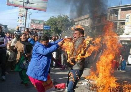 صور مروعة:معلم يحرق نفسه عن طريق الخطأ في تظاهرة