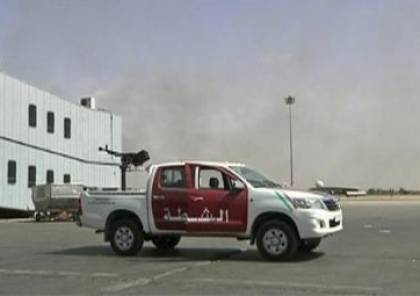 إغلاق مطار طرابلس الليبي بعد إصابة المدرج بصواريخ