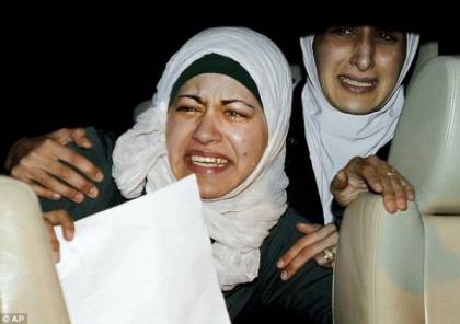 بالصور: زوجة الطيار الأردني تنهار بالبكاء مطالبةً بتحرير زوجها من داعش