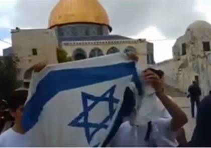 شاهد: رفع علم اسرائيل داخل المسجد الاقصى و مواجهات عنيفة مع الفلسطينيين