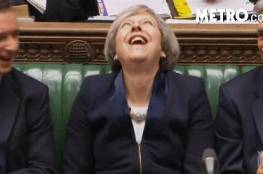 شاهد: فيديو لرئيسة وزراء بريطانيا تنفجر في نوبة ضحك "بلهاء"!