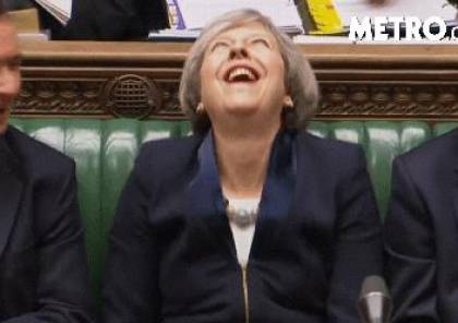 شاهد: فيديو لرئيسة وزراء بريطانيا تنفجر في نوبة ضحك "بلهاء"!