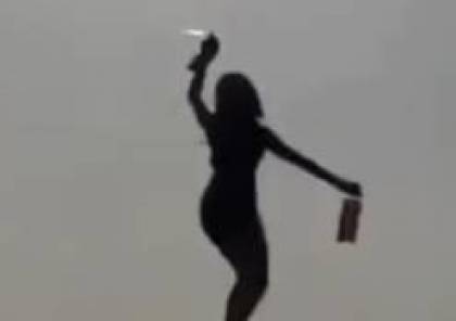 فيديو: "الفتاة الراقصة" وصاحب السيارة الحديثة في قبضة الشرطة السعودية