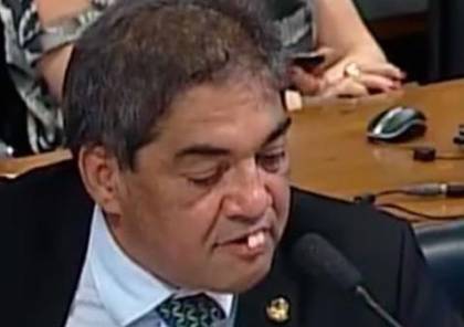 فيديو: أنظر إلى أسنان السناتور كيف وقعت وهو يخطب بالمجلس