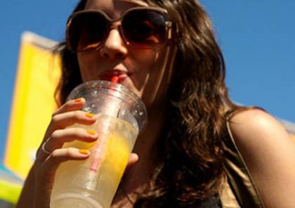 تناول المشروبات الحلوة يزيد من احتمال إصابة النساء بالسرطان