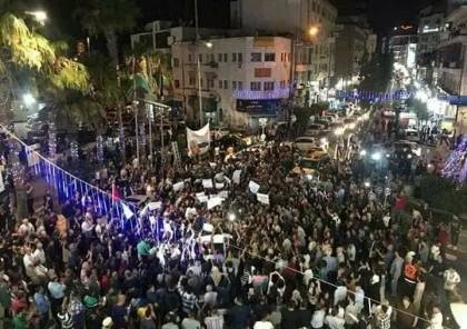 صور: مئات الفلسطينيين يتظاهرون في رام الله مطالبين السلطة برفع العقوبات عن غزة 