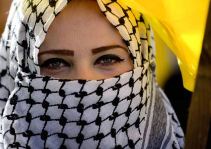 شاهد: شركة بريطانية تستخدم الكوفية الفلسطينية في تصميم فستان صيفي