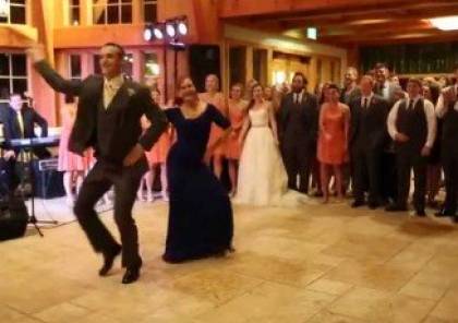 بالفيديو..عريس يترك زوجته ويرقص مع أمه في حفل الزفاف